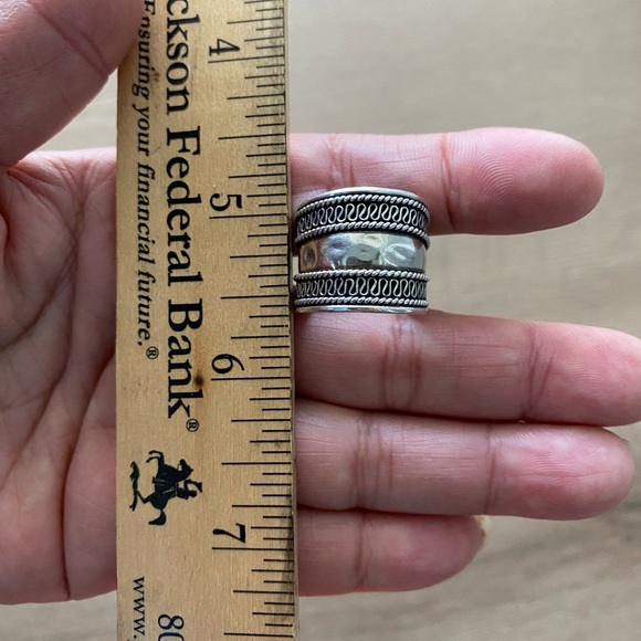 Vintage sterling silver wide band ring with scroll detail - Picture 4 of 7
